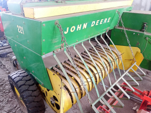 Тюковый пресс подборщик John deere 221