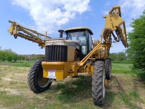 Самоходный опрыскиватель CHALLENGER ROGATOR 874 