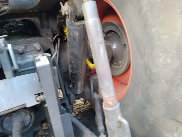 Трактор Claas Axion 850  фото 3